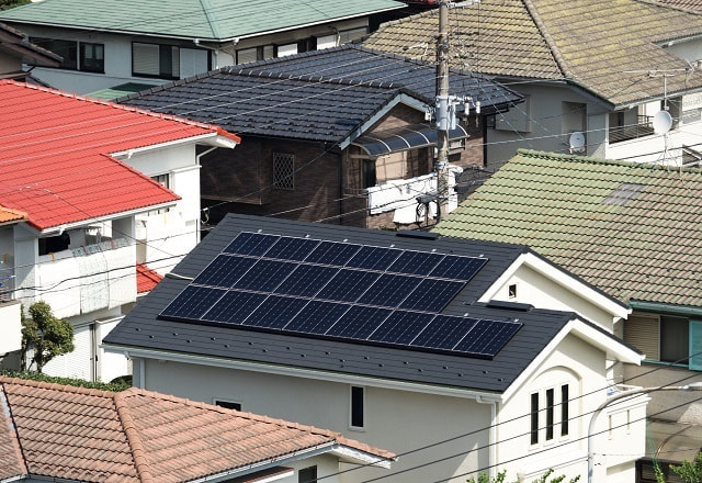 太陽光発電と周辺の住宅街